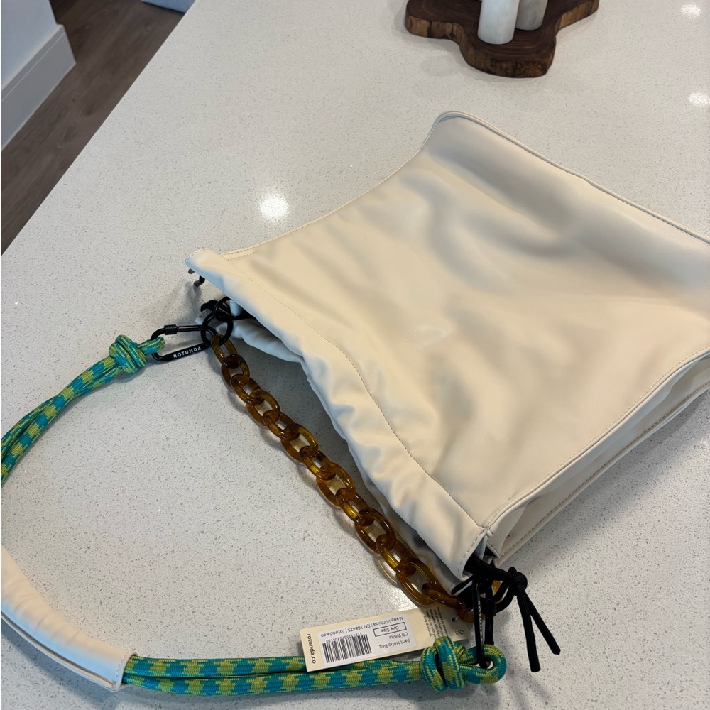 Elegant Cream Handbag with Chain Accent - Picture 3 of 4